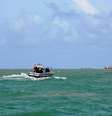 Equipes de busca procuram vítimas de naufrágio na Bahia   Foto: Agência Brasil