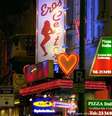Letreiros de bordéis e sex-shops iluminam a noite em zona de prostituição de Frankfurt  Foto: Deutsche Welle
