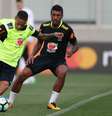 Neymar e Paulinho disputam a bola durante treino da Seleção Brasileira em Porto Alegre  Foto: Lucas Figueiredo/CBF