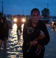 Mulher segura cachorro após deixar casa devido a enchentes em Houston
 28/8/2017    REUTERS/Adrees Latif  Foto: Reuters