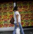 Consumidora passa por cartazes com preços de produtos em mercado no Rio de Janeiro 09/12/2017 REUTERS/Ricardo Moraes  Foto: Reuters