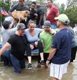 Barco leva pessoas após resgate em Houston por causa de enchentes
 30/8/2017   REUTERS/Carlo Allegri  Foto: Reuters