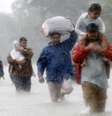 Moradores atravessam via alagada pela tempestade tropical Harvey em Beaumont, no Texas  Foto: Reuters