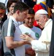 Alan Ruschel e Jakson Follmann recebem a bênção do papa Francisco, no Vaticano  Foto: Reuters