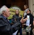 Deputado estadual Carlos Minc, grupo de artistas e ambientalistas protestam na Cinelândia contra o decreto que extinguiu a Reserva Nacional do Cobre e Associados (Renca)  Foto: Agência Brasil