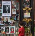 Menino observa homenagem deixada para princesa Diana nos portões do palácio de Kensington, em Londres REUTERS/Hannah McKay  Foto: Reuters