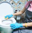 Organize com seu roommate a faxina do banheiro e mantenha a área sempre limpinha  Foto: Shutterstock