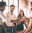 Investir na decoração deixa o ambiente mais aconchegante para reunir os amigos  Foto: Shutterstock