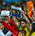 Torcedores mostram cartazes para Philippe Coutinho durante o jogo Brasil x Equador, em Porto Alegre.  Foto: Getty Images