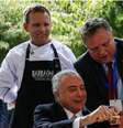 Temer é servido pelo ministro da Agricultura, Pecuária e Abastecimento, Blairo Maggi, durante churrasco. Foto: Marcos Corrêa   Foto: BBC News Brasil