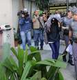 Vítima deixa o 78º Distrito Policia, em São Paulo (SP), neste sábado (2), após ser atacada pelo ajudante de serviços gerais Diego Ferreira de Novais, de 27 anos, que havia sido preso nesta semana por ejacular em uma mulher dentro de um ônibus. O homem foi detido novamente na manhã deste sábado (2) ao atacar outra passageira dentro de um coletivo.  Foto: Newton Menezes/Futura Press