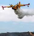Avião joga água para apagar incêndio florestal em Los Angeles, na Califórnia 03/09/2017 REUTERS/ Kyle Grillot  Foto: Reuters