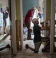 Pessoas ajudam na reconstrução de casa atingida por enchente em Houston
 3/9/2017    REUTERS/Adrees Latif  Foto: Reuters