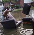 Morador de Houston retira sofás de sua casa inundada pela tempestade tropical Harvey
03/09/2017 REUTERS/Adrees Latif  Foto: Reuters
