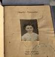 Um passaporte de Rachel quando criança  Foto: BBC News Brasil