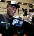Dennis Rodman é cercado por jornalista ao chegar ao aeroporto de Pequim após uma visita à Coreia do Norte em junho de 2017  Foto: Reuters