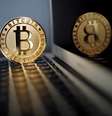 Moeda de Bitcoin sobre computador em ilustração 
23/06/2017 REUTERS/Benoit Tessier/Illustration  Foto: Reuters
