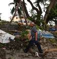 Homem passa diante de barcos após passagem do furacão Irma em Puerto Plata
 8/9/2017     REUTERS/Ricardo Rojas  Foto: Reuters