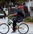 Homem anda de bicicleta por Miami Beach  Foto: BBC News Brasil