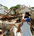 Mulheres se abraçam perto de casa destruída, depois que terremoto atingiu a costa sul do México, em Union Hidalgo 09/09/2017 REUTERS/Jorge Luis Plata  Foto: Reuters