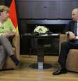 Presidente da Rússia, Vladimir Putin, e chanceler da Alemanha, Angela Merkel, durante reunião em Sóchi, na Rússia 02/05/2017 REUTERS/Alexander Zemlianichenko  Foto: Reuters