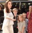 Angelina Jolie chega acompanhada ao festival com os herdeiros Pax de 13 anos, Zahara de 12, Shiloh de 11 e os gêmeos Knox e Vivenne de 9   Foto: Getty Images / PurePeople