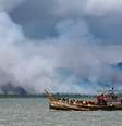 Fumaça é vista do lado de Mianmar da fronteira, à medida que barco com refugiados rohingyas chega em Bangladesh 11/09/2017 REUTERS/Danish Siddiqui  Foto: Reuters