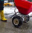 Trabalhador espalha sal em rua coberta de neve para agilizar o derretimento do gelo  Foto: iStock