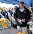 Trump distribui alimentos a pessoas atingidas pelo furacão Irma em Naples, Flórida
 14/9/2017    REUTERS/Jonathan Ernst  Foto: Reuters