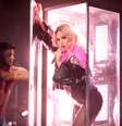 Lady Gaga comunicou que interromperá por tempo um período apresentações para se tratar de dores no quadril.  Foto: Getty Images