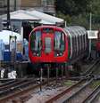 Investigadores trabalhan na estação de metrô Parsons Green, após explosão, em Londres 15/09/2017 REUTERS/Hannah McKay  Foto: Reuters
