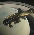 Sonda Cassini em voo sobre o polo norte de Saturno  Foto: Reuters