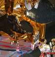 Cientistas trabalham em satélite  Foto: BBC News Brasil
