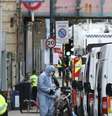 Policial e perito anti-bomba trabalhando em uma rua de Londres  Foto: BBC News Brasil