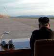 Líder norte-coreano, Kim Jong Un, observa lançamento do míssil Hwasong-12 em foto sem data divulgada pela  KCNA 
16/9/2017  KCNA via REUTERS   Foto: Reuters
