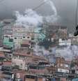Traficantes soltam fogos de artifício em resposta a operação da Polícia Militar e Civil na comunidade da Rocinha, na Zona Sul do Rio de Janeiro (RJ), na manhã desta segunda-feira (18)  Foto: Futura Press