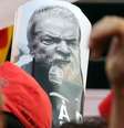 Cartaz de Lula com militantes em Curitiba  Foto: BBC News Brasil
