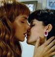 Jazmín (Julieta Calvo) e Flor (Violeta Urtizberea) em cena da novela ‘Las Estrellas’: discussão sobre homoafetividade no horário nobre  Foto: Reprodução/Canal El Trece