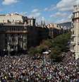 Manifestantes se reúnem em frente ao prédio do Ministério de Economia da Catalunha  Foto: Reuters
