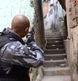 Policias do batalhão de choque realizam operação no Morro dos Macacos no Rio de Janeiro, nesta terça feira, 19.  Foto: Rommel Pinto/Futura Press