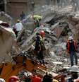 Equipes de resgate trabalham nas buscas por sobreviventes em prédio que desabou na cidade do México após terremoto  Foto: Reuters