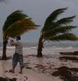 Homem fotografa ondas antes da chegada do furacão Maria em Punta Cana, na República Dominicana  20/09/2017 REUTERS/Ricardo Rojas  Foto: Reuters