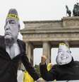 Pacifistas fazem protesto na Alemanha contra retórica de ameaças de Trump e Kim Jong Un, retratados com máscaras  Foto: BBC News Brasil
