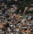 Por causa da intensa troca de tiros, a Polícia Militar fechou a Auto-estrada Lagoa-Barra desde o Shopping Fashion Mall, em frente à Rocinha, até a Gávea  Foto: Agência Brasil