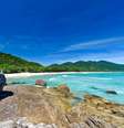 <p><strong>LOPES MENDES</strong></p><p>A praia queridinha dos surfistas é também a mais famosa da Ilha Grande: estamos falando de <strong>Lopes Mendes</strong>. Conhecida mundialmente, a praia possui 3 km de costa de águas cristalinas e agitadas. O destino é um dos mais procurados por quem visita a Ilha, mas não se preocupe: dificilmente a praia fica lotada. Para acessar esse paraíso, é possível realizar trilhas que saem da Ilha do Abraão ou barco seguido de uma trilha de 1 km.  </p>  Foto: Shutterstock / Guia da Semana