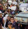 Depois da tragédia na igreja, familiares e amigos da família realizam um enterro coletivo na cidade   Foto: BBC News Brasil