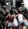 Militares e moradores na Rocinha  Foto: BBC News Brasil