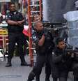 Policiais se posicionam em acesso da favela da Rocinha, no Rio de Janeiro  Foto: José Lucena/Futura Press