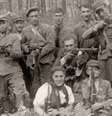 Marian Burstein (terceiro da esquerda para a direita) juntou-se aos partisans em 1942; sua história de sobrevivência inspirou Museu do Holocausto no Brasil | Foto: Arquivo de Família   Foto: BBC News Brasil