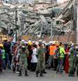 Soldados e equipes de resgate aguardam na rua após sentirem novo tremor de terra neste sábado no México  Foto: Reuters